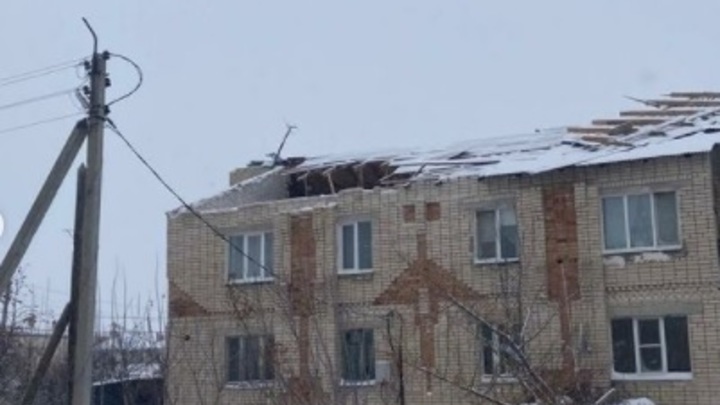 Снесло крышу: ураганный ветер разрушил многоквартирный дом в Большой Глушице