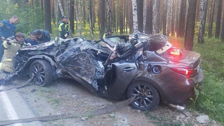 В Челябинской области Mazda врезалась в дерево и перевернулась, есть пострадавший