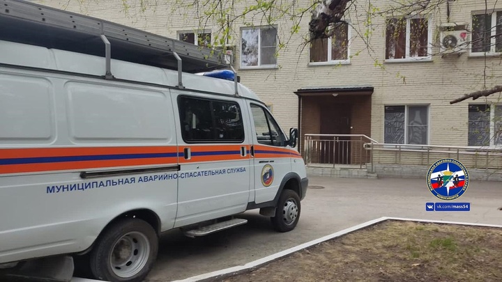 В Новосибирске спасатели уговорили неадекватного парня слезть с подоконника