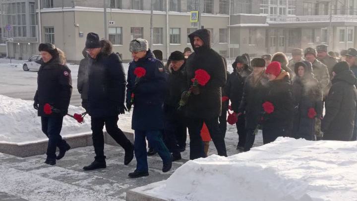 В Новосибирске возложили цветы к бюсту Героя СССР Александра Покрышкина
