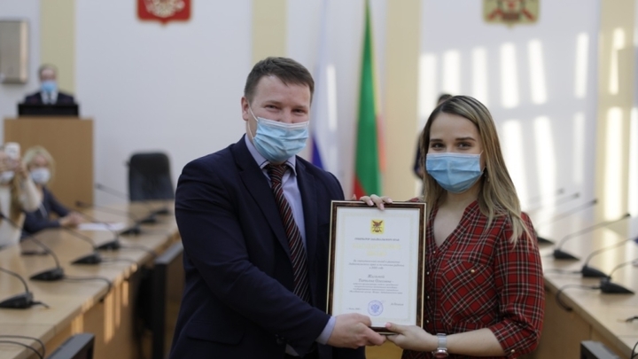 Казаков награждая молодежь: «Наше общество будет всегда помогать тому, кто в этом нуждается»