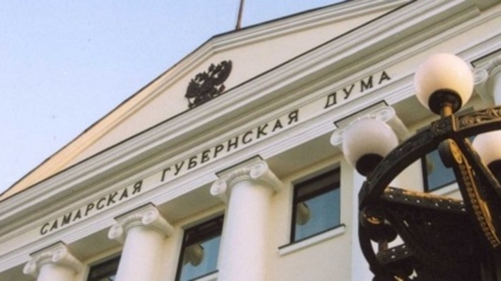 Самарский депутат поздравил женщин игрой на баяне