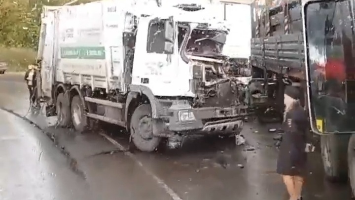 Последствия ДТП с мусоровозом под Березовском попали на видео