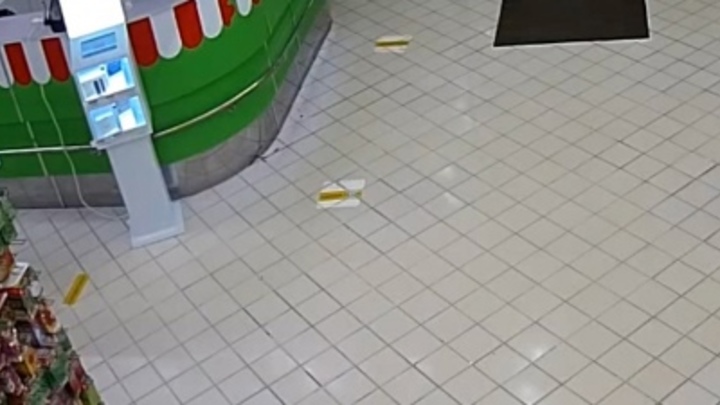 Один раз ему повезло, но на второй наглый мужчина был пойман и жестоко наказан