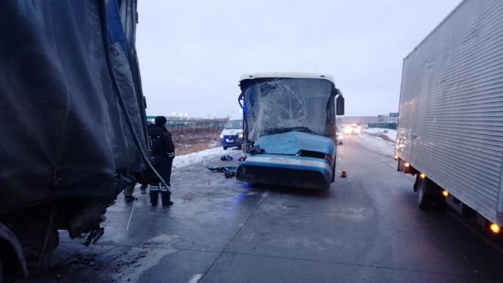 Под Новосибирском автобус с людьми врезался в стоящий грузовик: есть пострадавшие