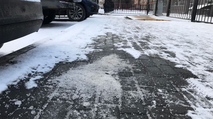 Челябинцы возмущены: тротуары в центре вновь посыпают солью