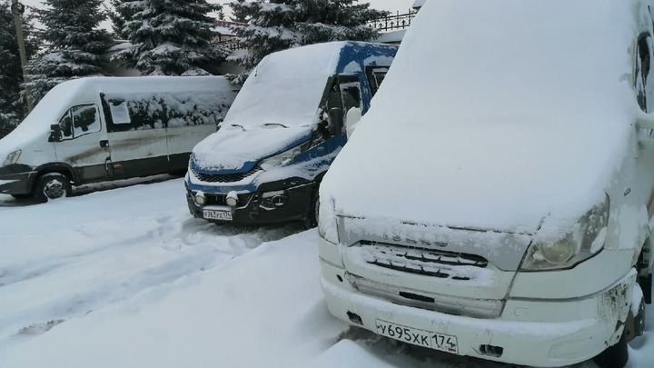 Водителей просят остаться дома: юг Челябинской области замело метелью