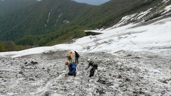 Сотрудники МЧС эвакуировали с горы Малый Амуко тело погибшего туриста