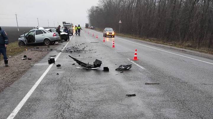В Каневском районе при столкновении двух легковушек и фуры один человек погиб и трое пострадали
