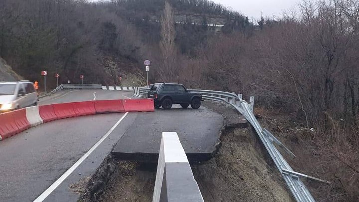 На трассе А-147 Джубга — Сочи оползень разрушил часть дороги