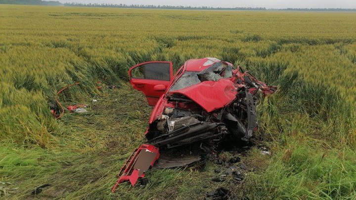 Семья с 10-летним ребёнком погибла в ДТП на трассе в Выселковском районе