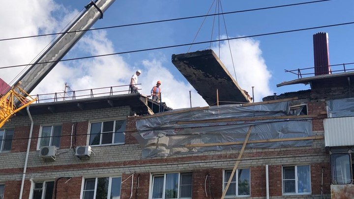 В Краснодаре продолжают чинить крышу дома на ул. Клинической, который пострадал из-за взрыва газа
