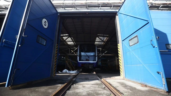 Два новых метропоезда Ермак доставили в Новосибирск