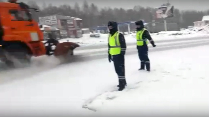 Из-за снегопада в Челябинской области ограничили движение [Видео]