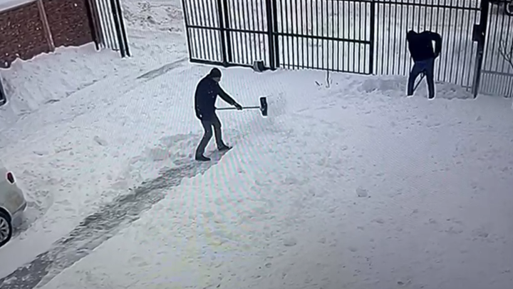Мэр Краснодара вооружился лопатой и вышел расчищать снег