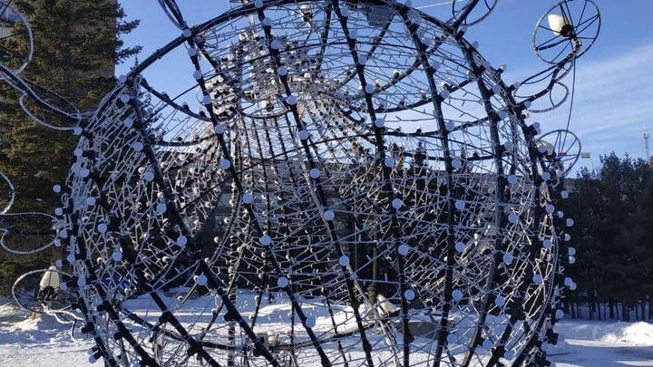 Вандалы украли лампочки с новогодней инсталляции в Челябинске