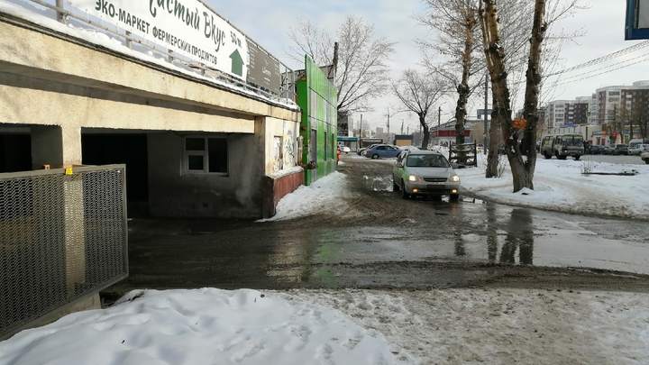 Челябинск топит тающий снег