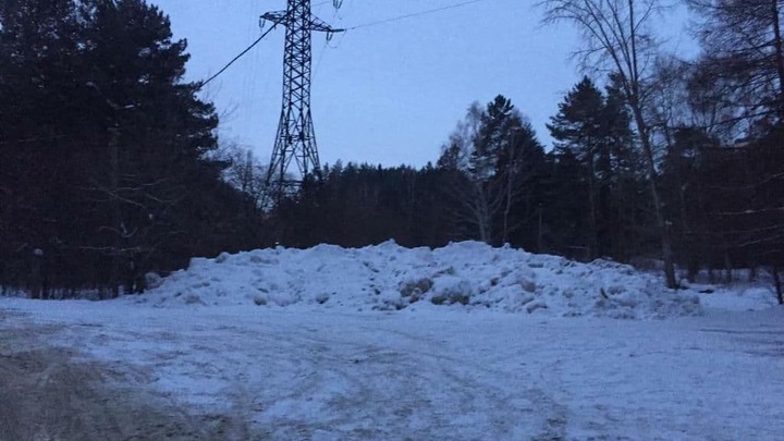 Городской бор в Челябинске завалили кучами грязного снега