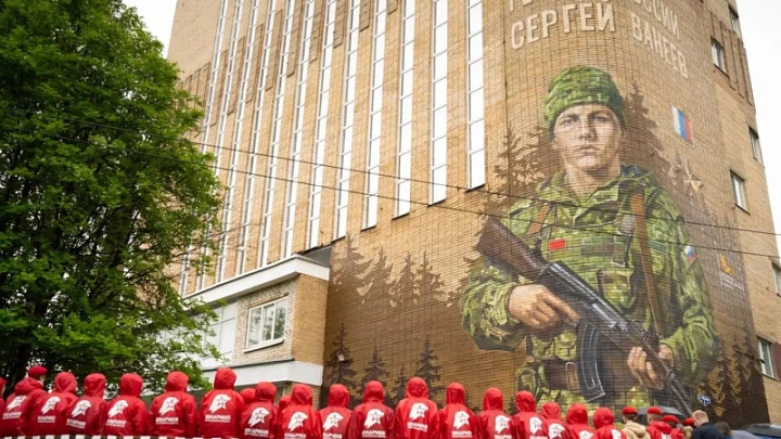 В Архангельске появился мурал в память о Герое России Сергее Ванееве