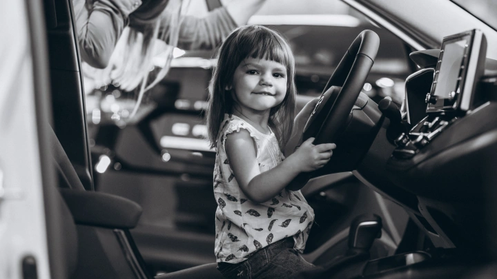 КС разъяснил последствия для водителей после ДТП с ребёнком за рулём