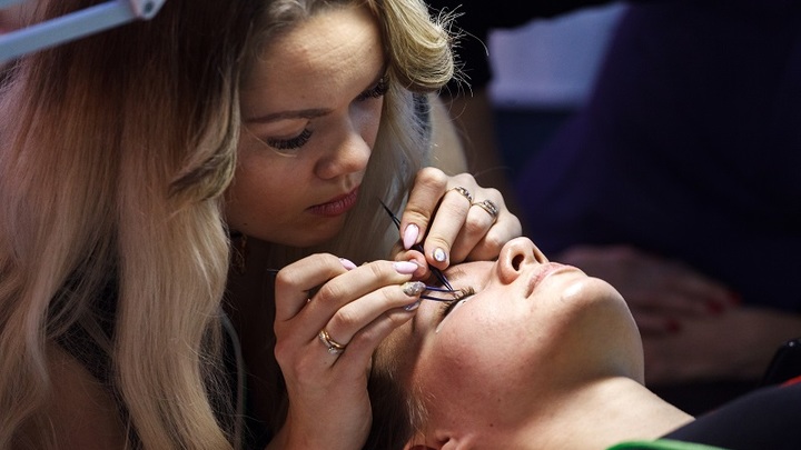 Наращивание ресниц вызывает опасные последствия для глаз