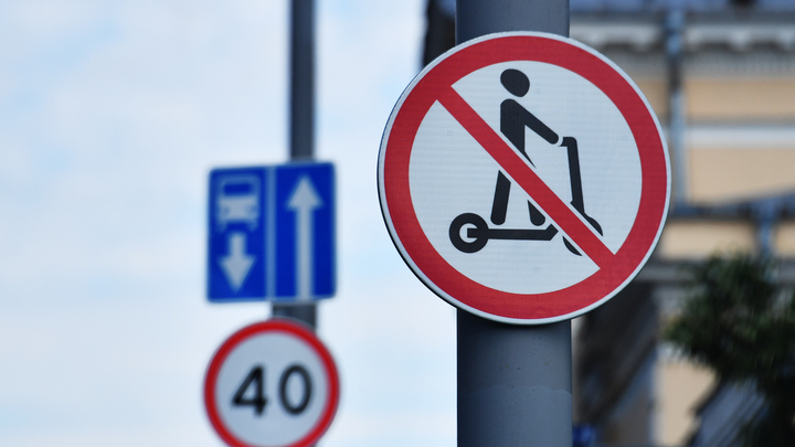 В центре Краснодара самокатчик сбил няню с грудным ребёнком и скрылся