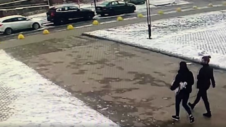 Из Петербурга в Кабардино-Балкарию: маникюрша с подругой вывезли на коляске одежду на 1,6 млн рублей