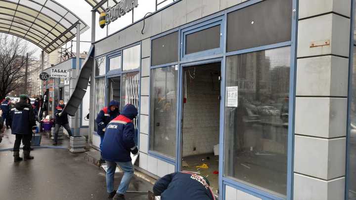 Зелень вместо ларьков: рядом с метро «Озерки» снесли десять незаконных торговых точек