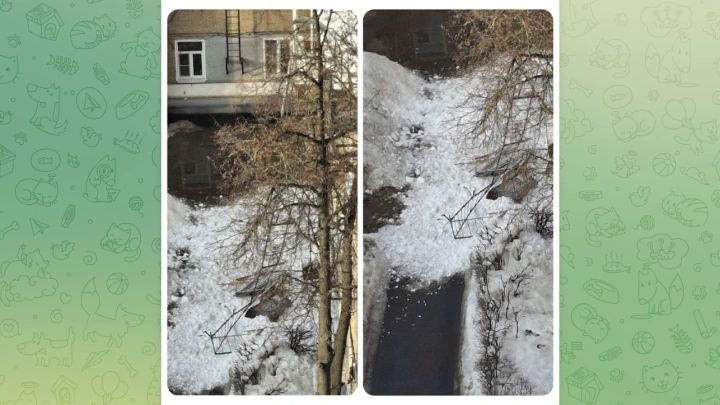 Глыба льда снесла ограждение крыши дома и разрушила балкон в Балашихе