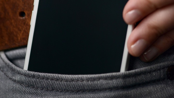 Звонки из кармана: Эксперт назвал способ защитить смартфон от самовзлома