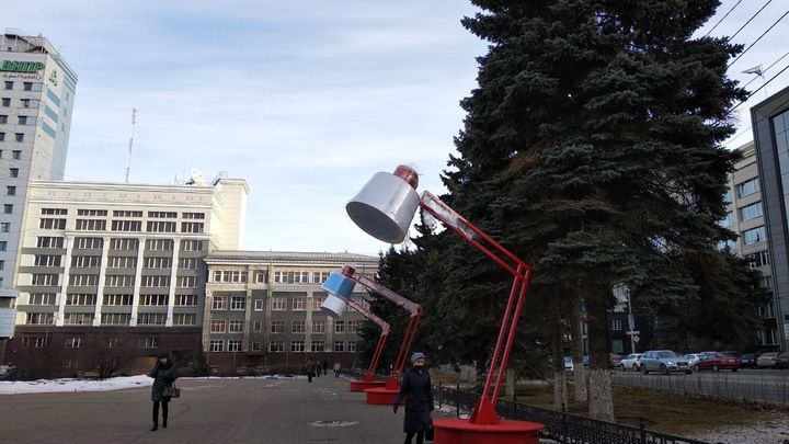 Гигантские настольные лампы установили перед Публичкой в Челябинске