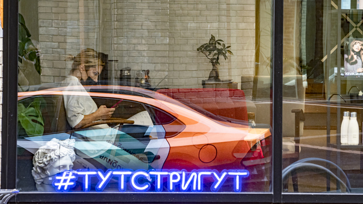 В Новосибирске с родителей школьника требуют 175 тысяч рублей за испорченную вывеску парикмахерской