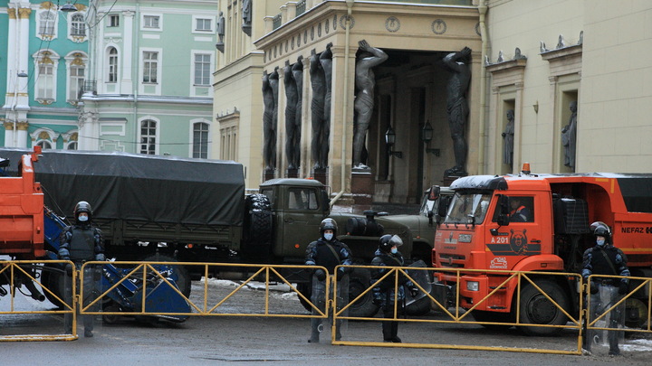 Во время незаконных митингов в Петербурге сломали апостола на колокольне казачьего собора
