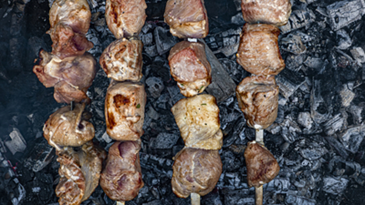 Аллерголог призвала жителей России отказаться от шашлыков и бульонов в пандемию