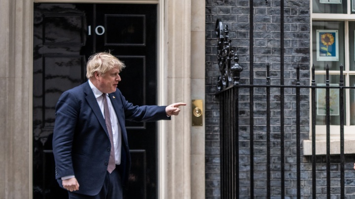 Борис Джонсон в Киеве сфотографировался с петушками. Получилось унизительно