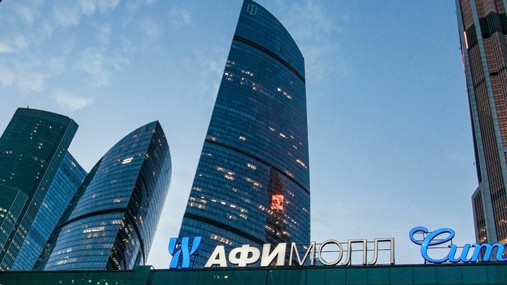 Две женщины пострадали из-за опасной фотосессии у «Афимола» в Москве