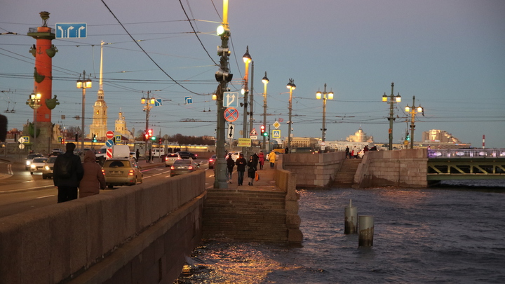 Закрыты сады и парки: как Петербург готовится к шторму