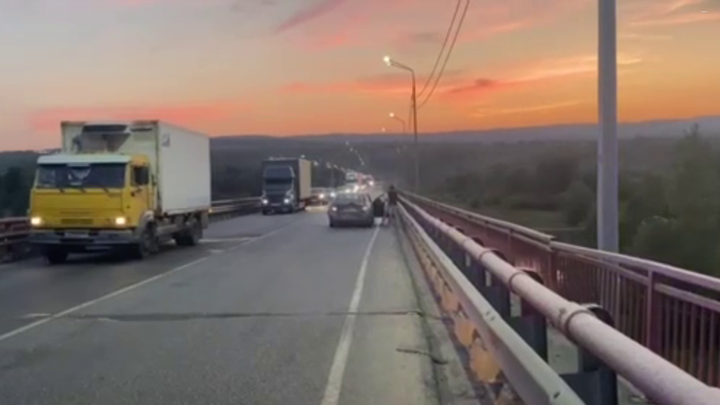 Под Миассом на М5 образовалась огромная пробка из-за ДТП с грузовиком