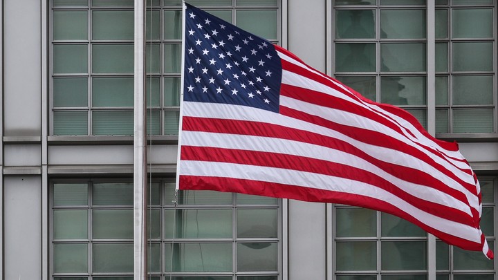 Что скрывает посольство США за призывом к американцам в России? Две версии одного послания