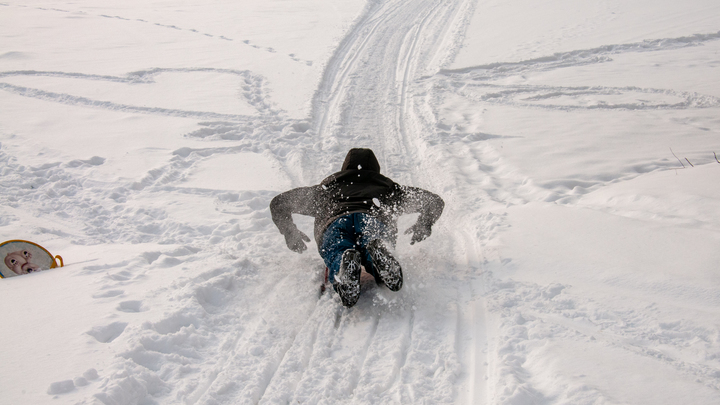 В Москве девочка скатилась с горки под колёса машины
