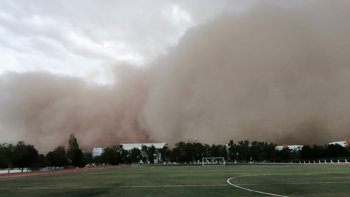 Порывы ветра до 100 км/ч: Ряд районов Марокко накрыла песчаная буря