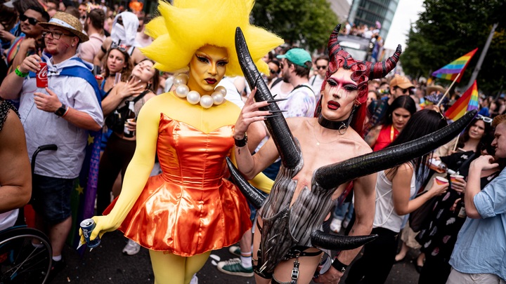 Вучич одним жестом приструнил желающих повесить флаг извращенцев в Сербии