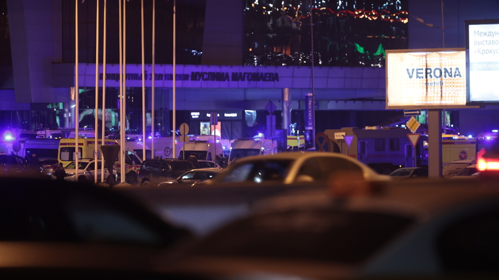 Я сперва человек, потом таксист: Водители бесплатно развозят людей в районе Крокуса