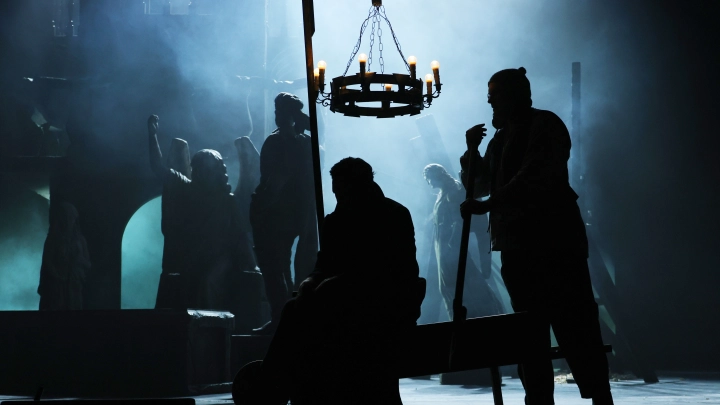 Какие спектакли и выставки стоит посетить в Москве — рекомендации экспертов