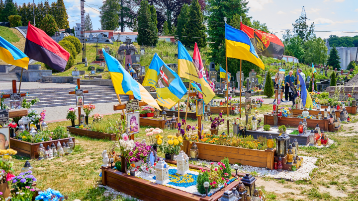 Кому война, а кому — мать родна. Одесские чиновники украли половину средств на погребение ВСУ