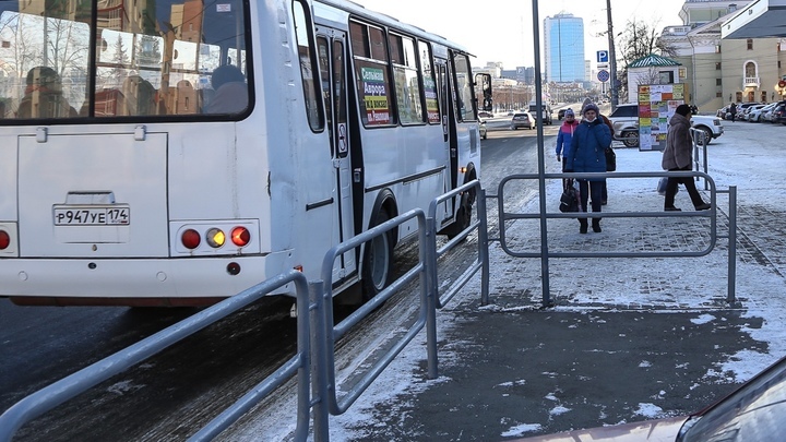 В центре Челябинска маршрутка столкнулась с легковушкой: пострадали двое