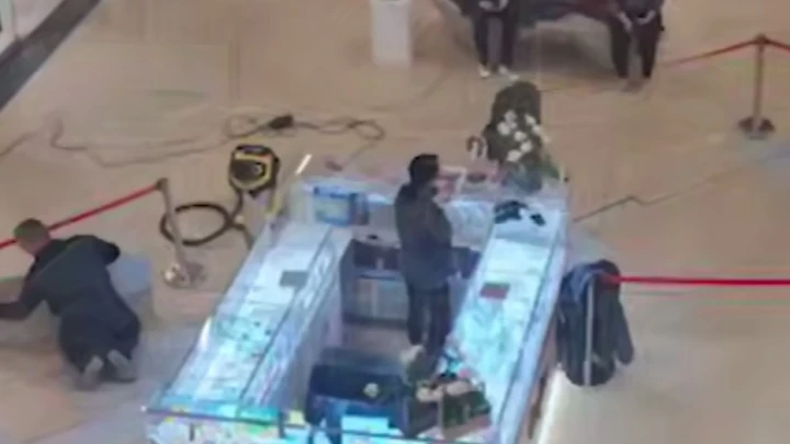 В хабаровском ТЦ под ногами посетителей с грохотом раскололся пол