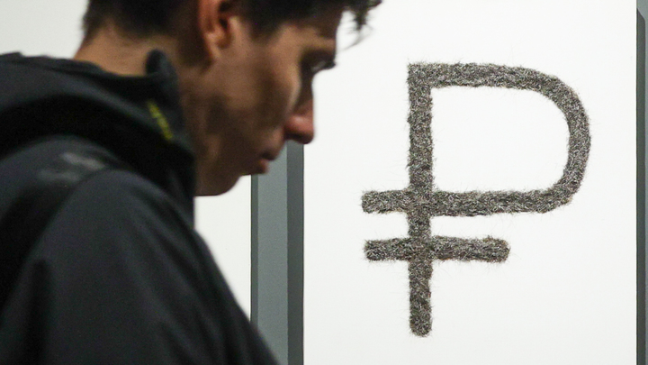 Валюта России умеренно отступает. Эксперт рассказал, что будет с курсом рубля