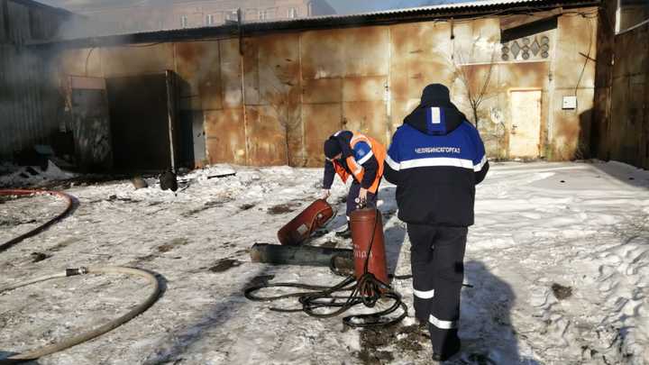Пожарные, рискуя жизнями, вынесли взрывоопасные баллоны из горящего ангара в Челябинске