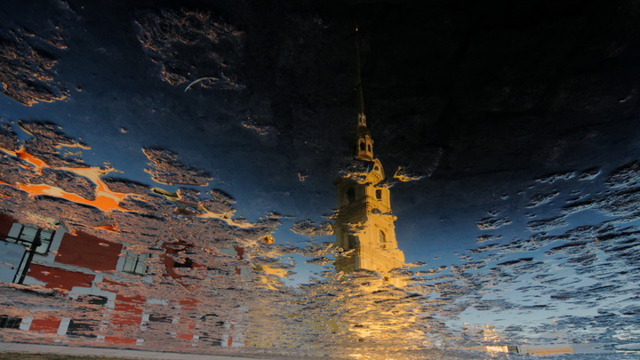 В Петербурге мужчина прыгнул с теплохода и пропал в Неве 